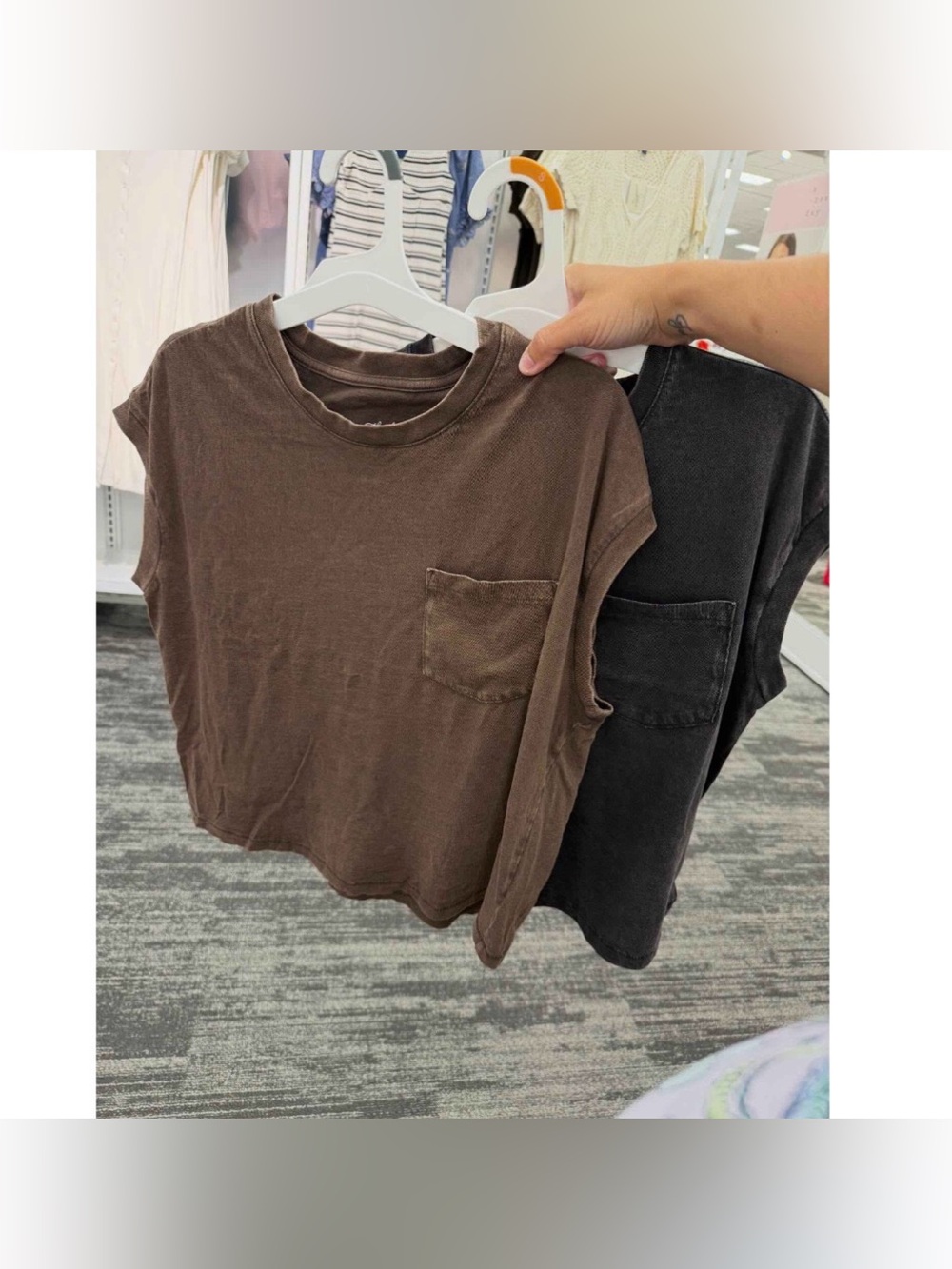Universal Thread Women’s Short Sleeve Mid-Length Pocket T-Shirt Size Medium - Picture 4 of 7